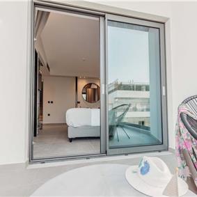 3 bedroom penthouse apartment with pool in Chania town, sleeps 6